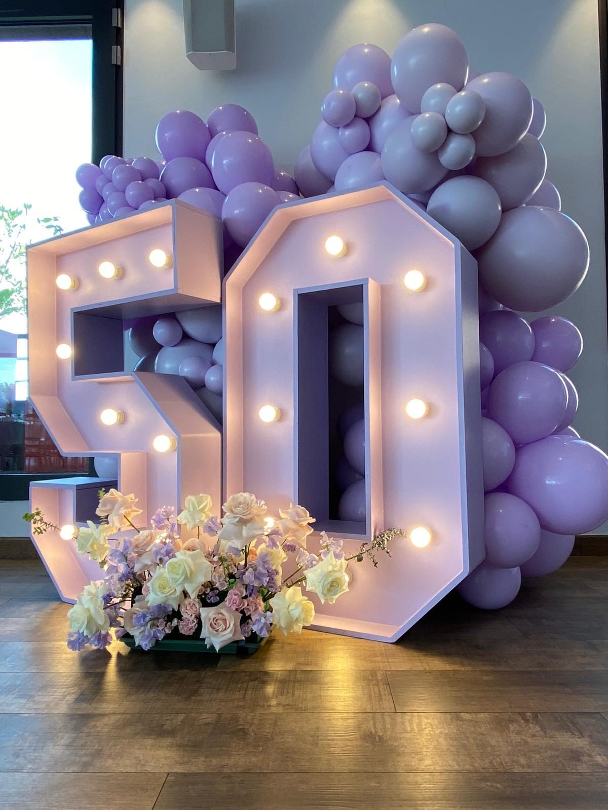 Chiffre lumineux « 50 » et décor floral