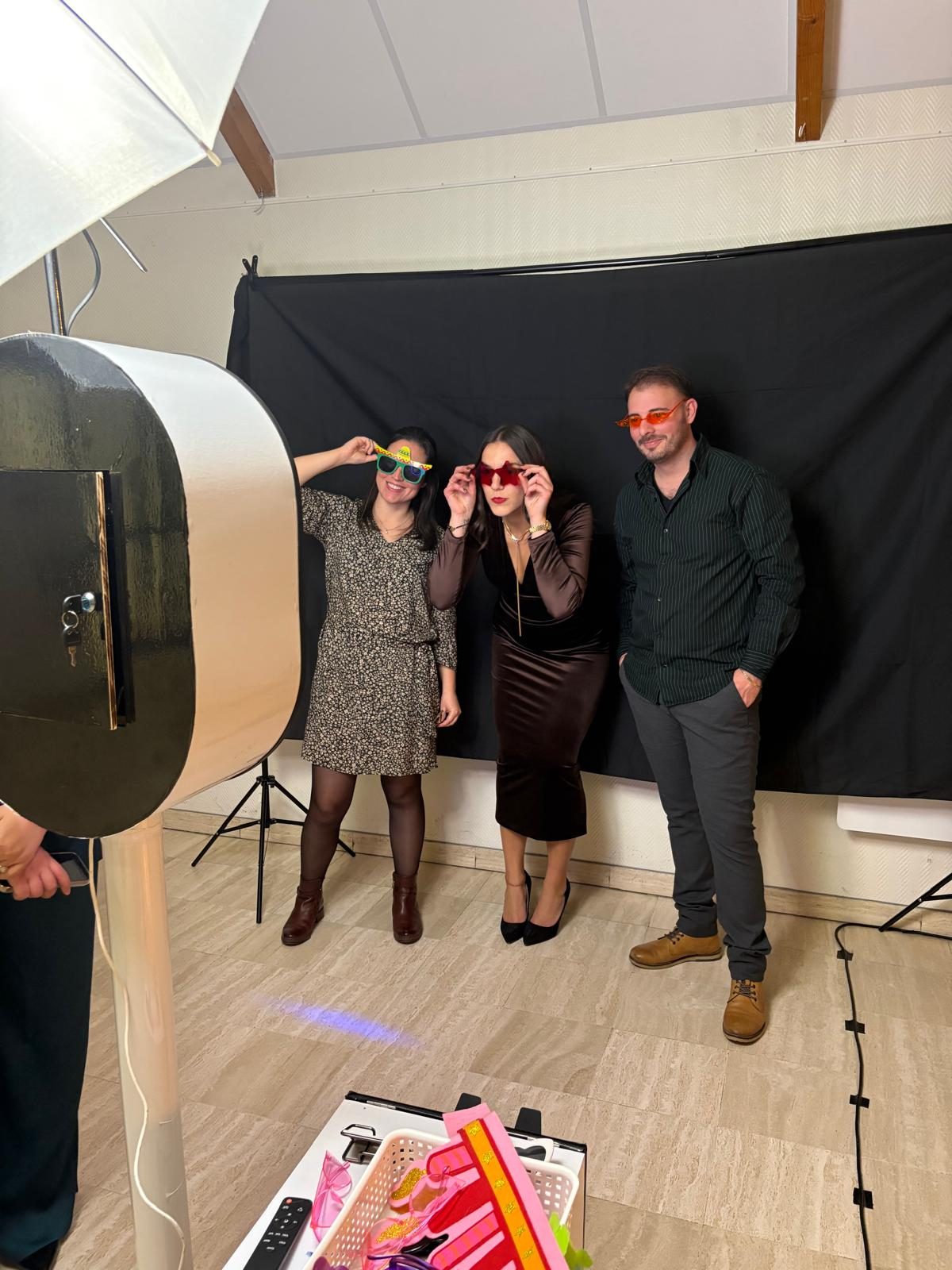 Invités posant devant le photobooth